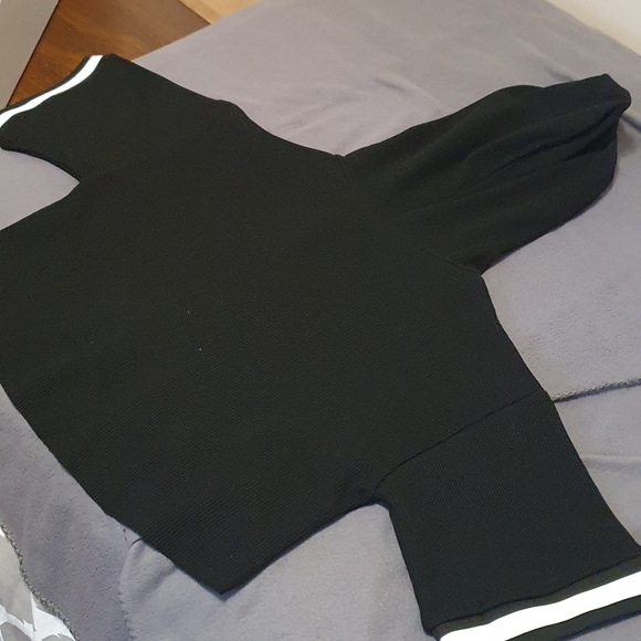 Cropped Top/Hoodie - Picture 3 of 4